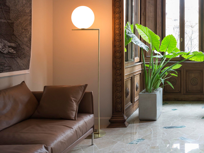 flos-ic-f2-brass-lifestyle