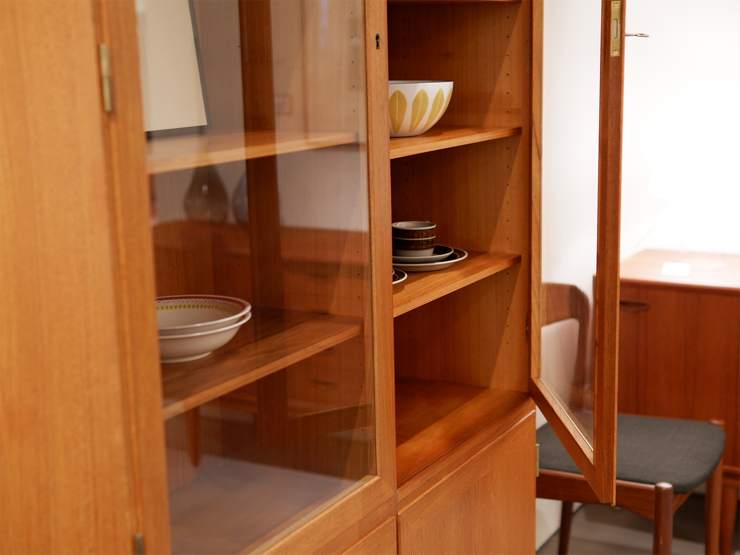 Glass cabinet2