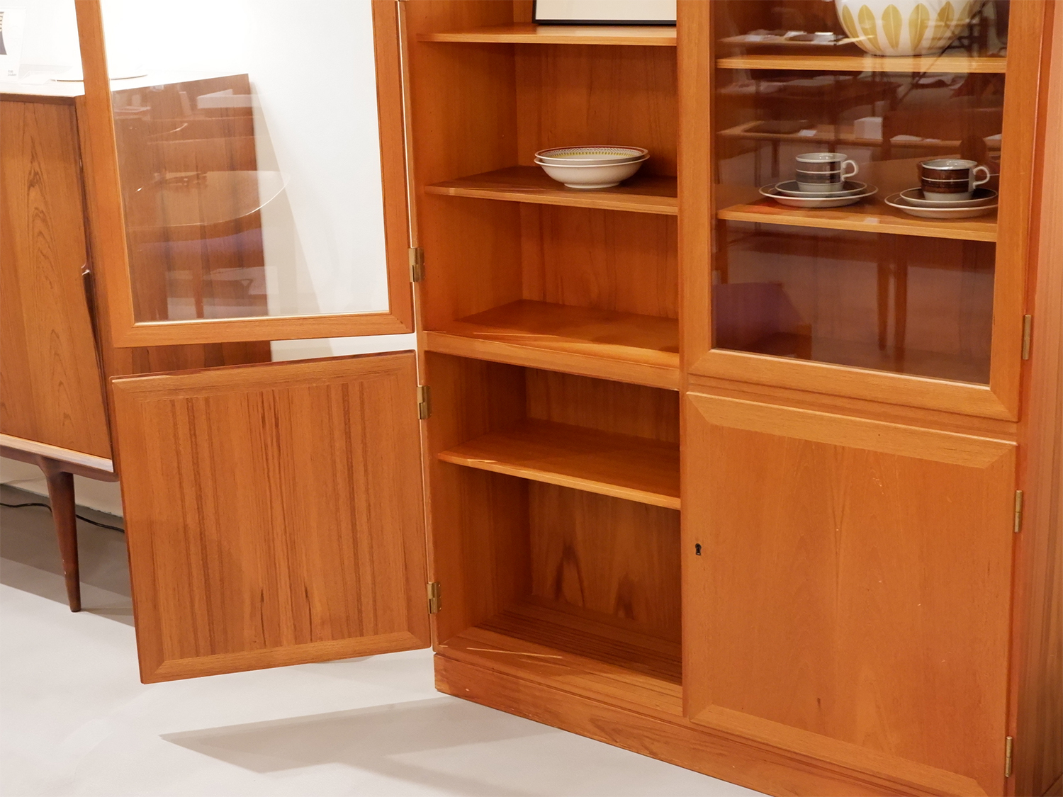 glass cabinet5