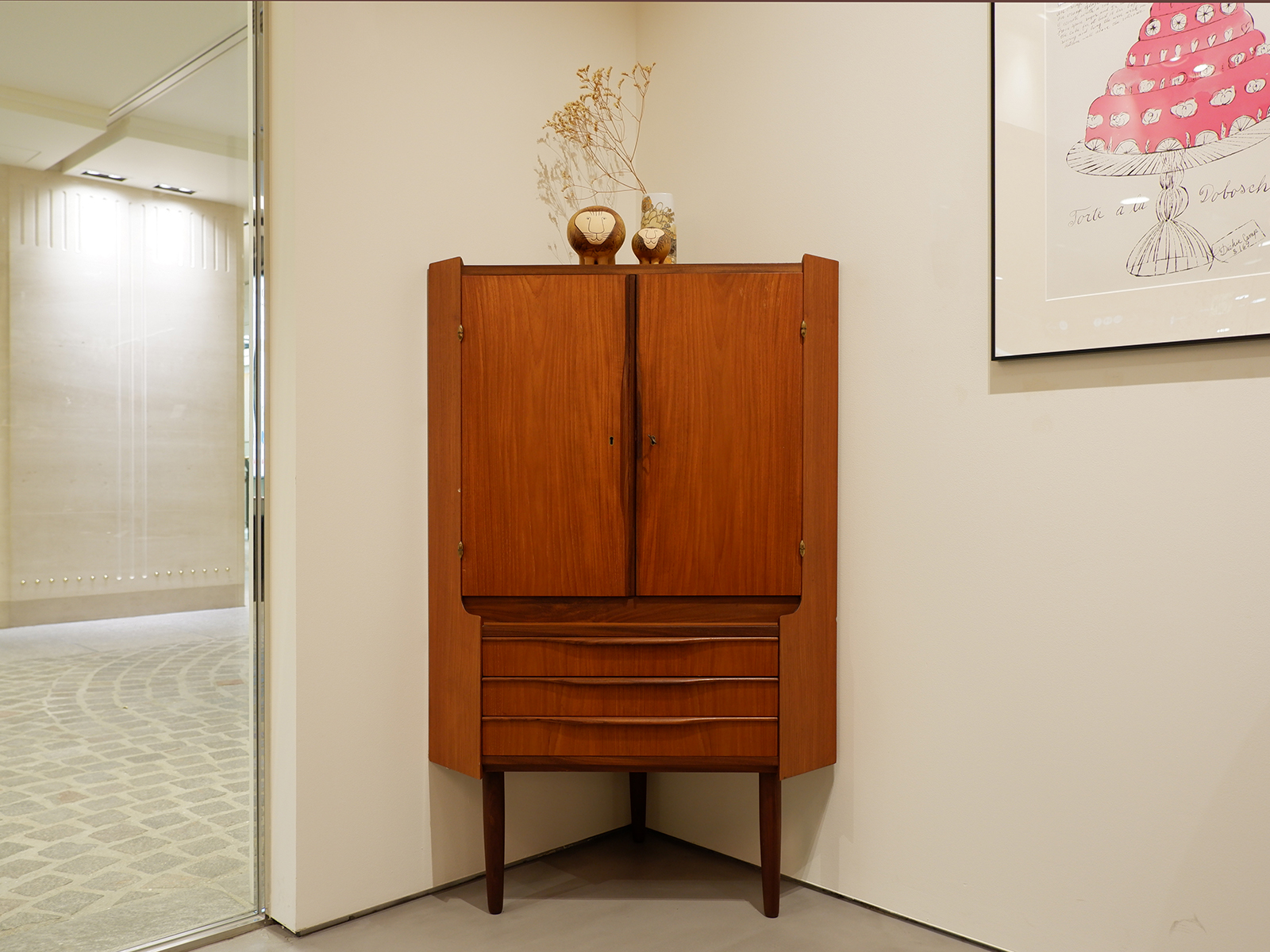 cornar cabinet1