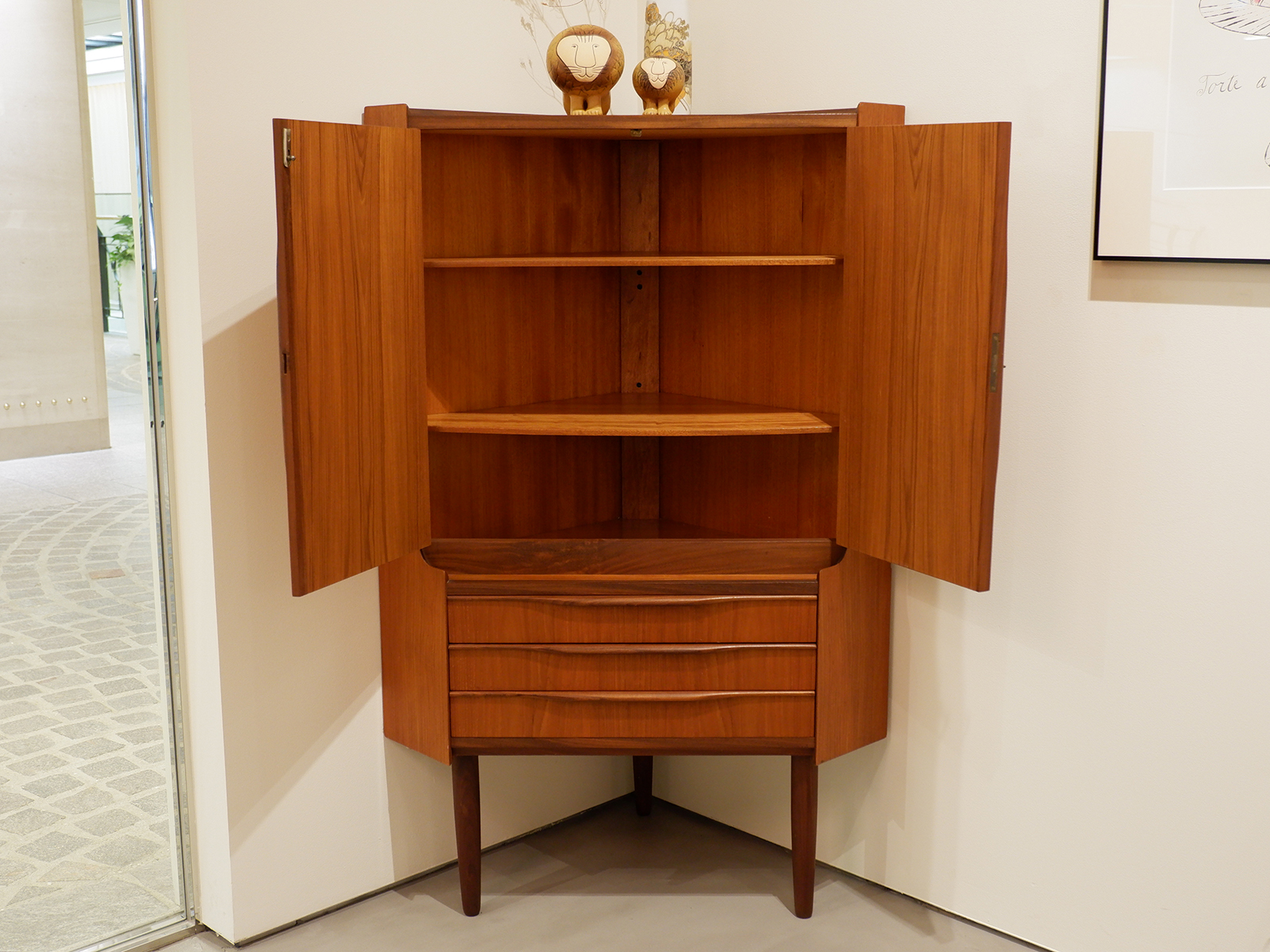 cornar cabinet2