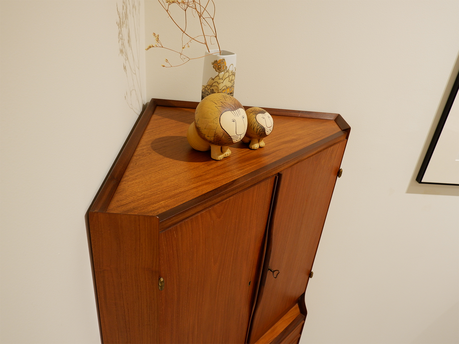 cornar cabinet4