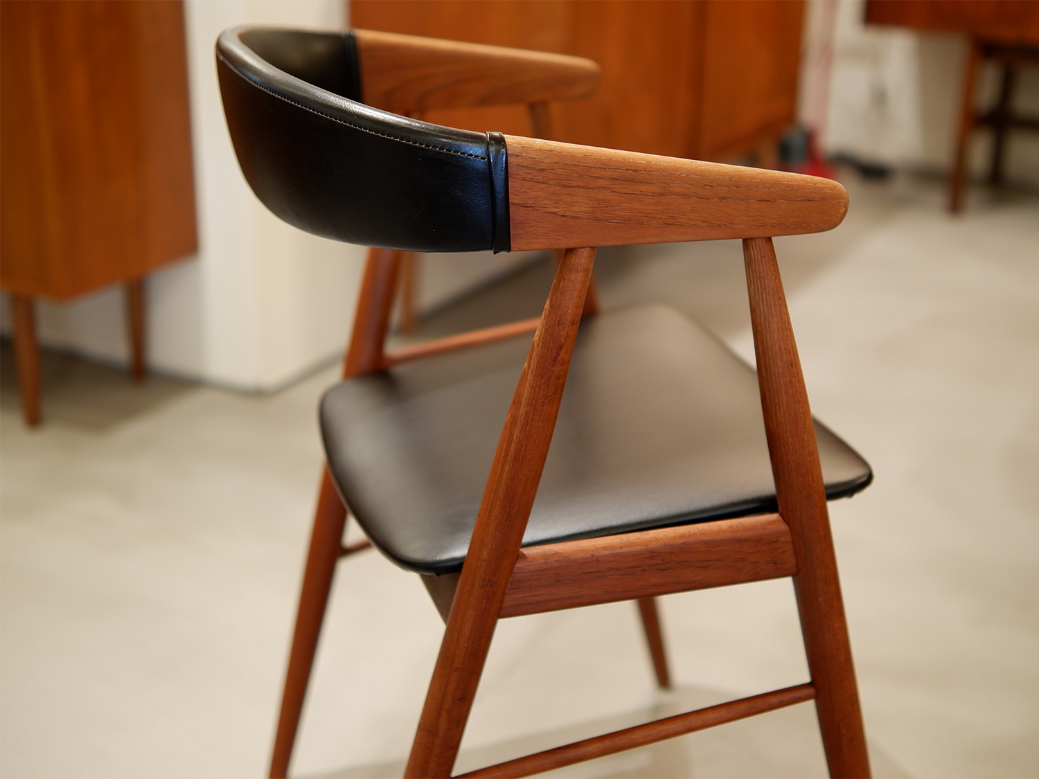 ⚪︎Arm Chair 2