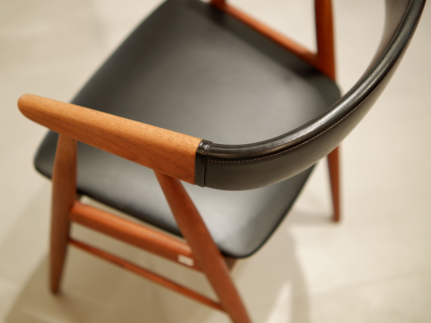 ⚪︎Arm Chair 4